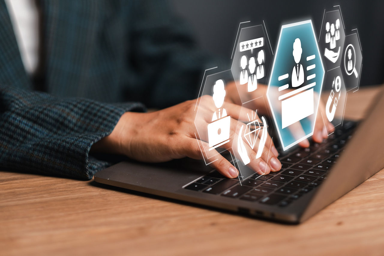 Business Frau mit Laptop, von dem Icons aufleuchten