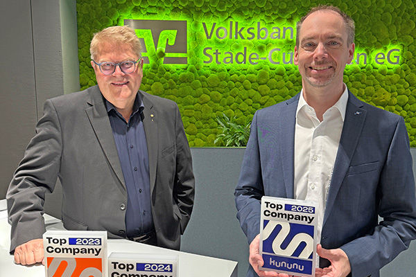 Die Vorstände Ulrich Sievert und Daniel Hollung halten die Auszeichnung in der Hand
