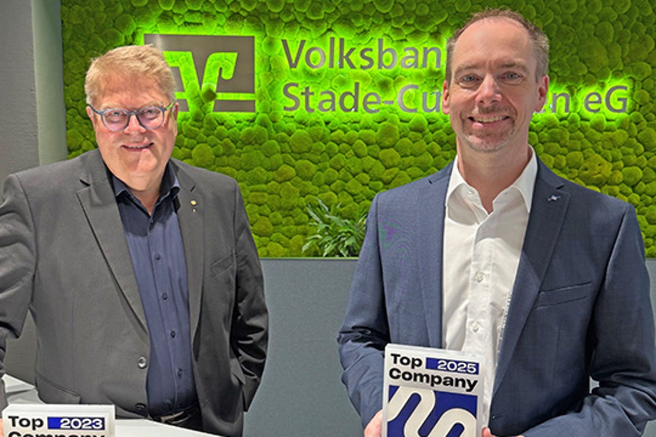 Die Vorstände Ulrich Sievert und Daniel Hollung halten die Auszeichnung in der Hand