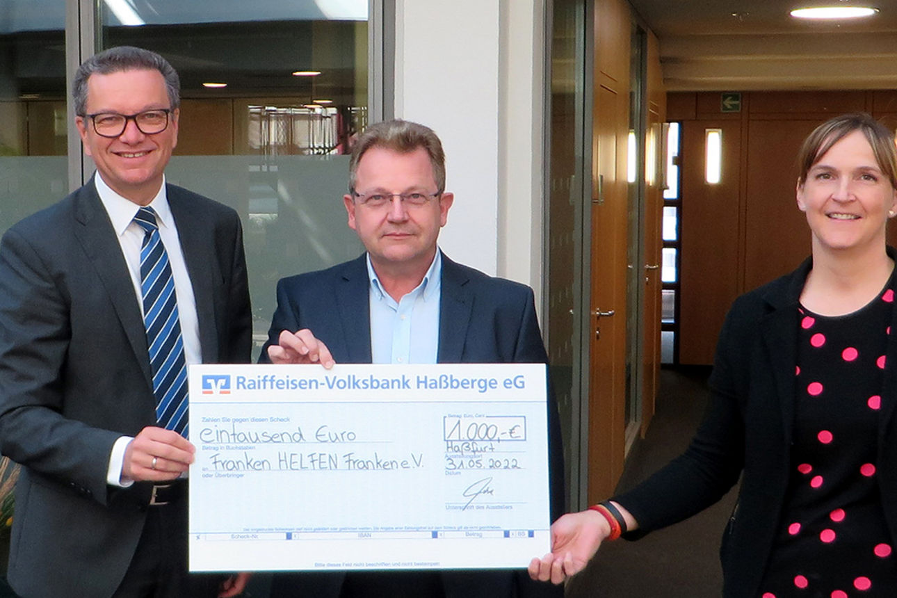 Reinhold Nastvogel übergibt einen Scheck an Olaf Haase von der Lebenshilfe und Jessica Nickel  von Franken helfen Franken