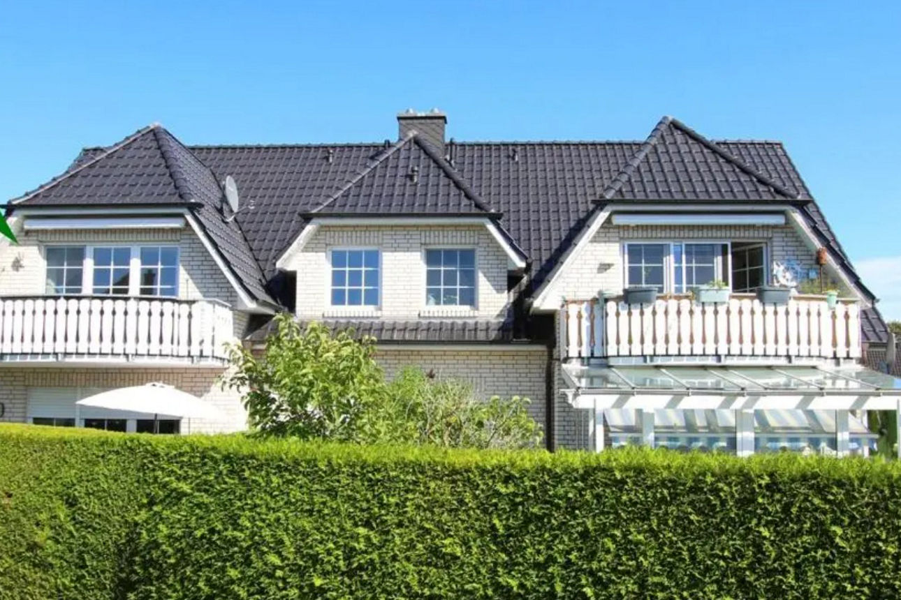 weißes Mehrfamilienhaus