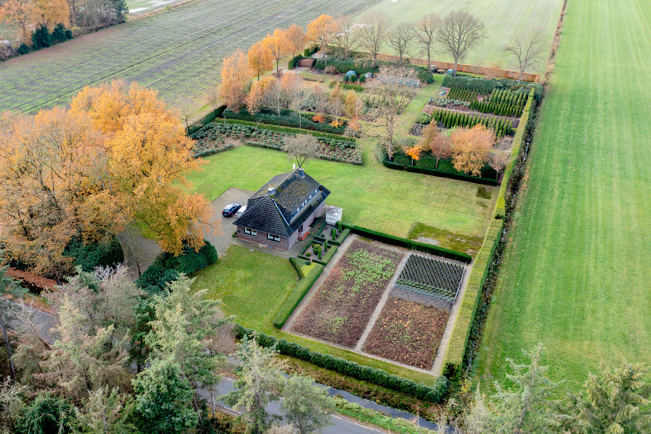 Einfamilienhaus mit Garage auf großem Grundstück