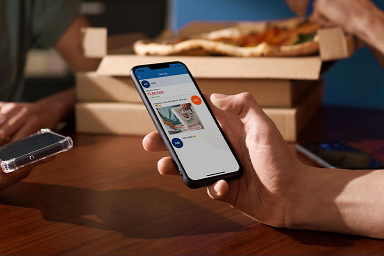 Hand, die ein Smartphone hält