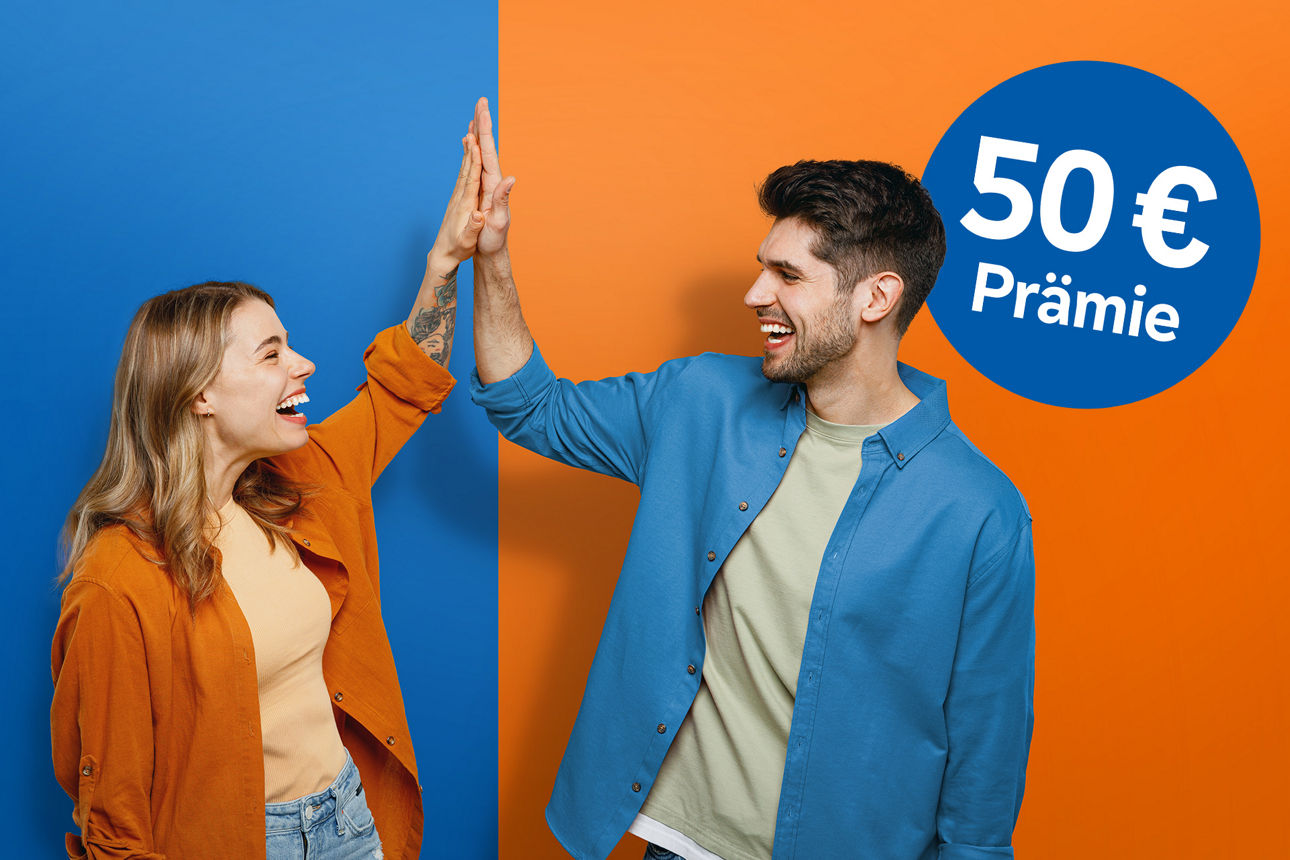 Kundin und Kunde freuen sich über Werbeprämie für erfolgreiche Kundenwerbung