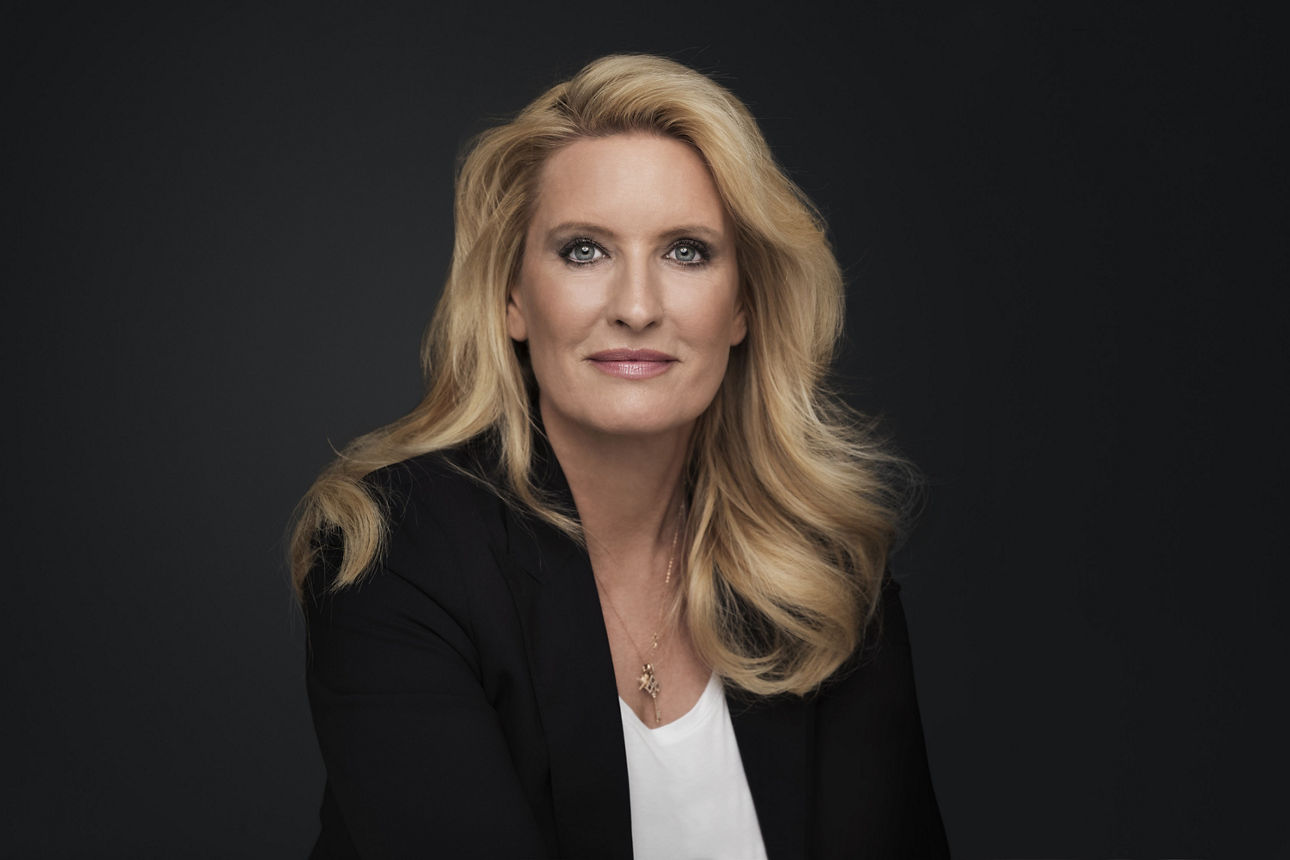 Blonde Frau vor einem dunklen Hintergrund