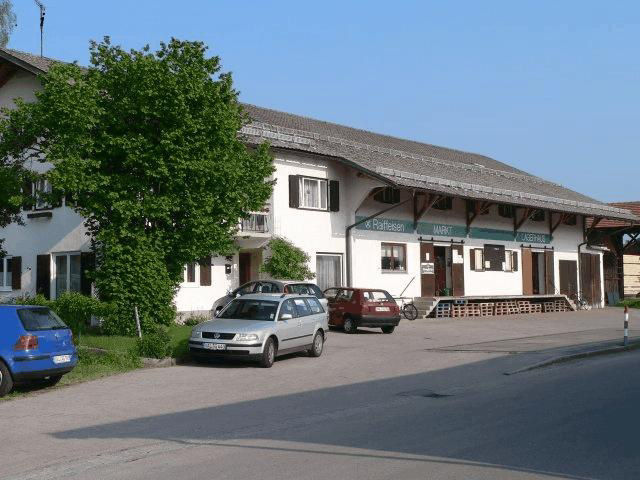 Raiffeisenmarktgebäude in Seeg bei blauem Himmel