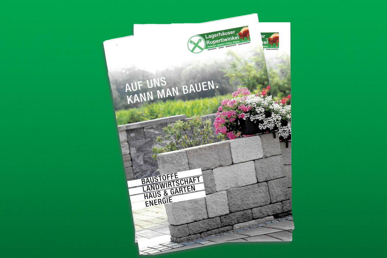 Steinmauer und Blumen