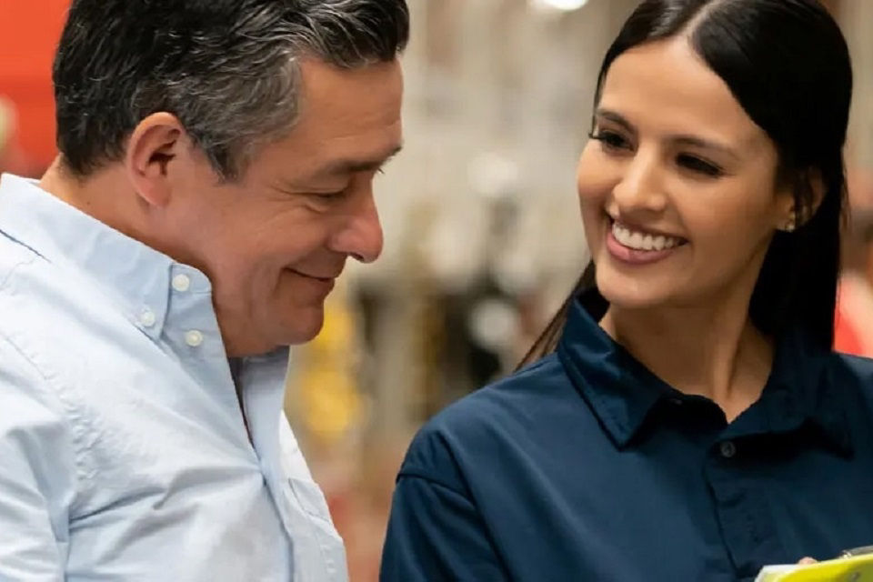 Zwei Personen unerhalten sich in einem Fachmarkt