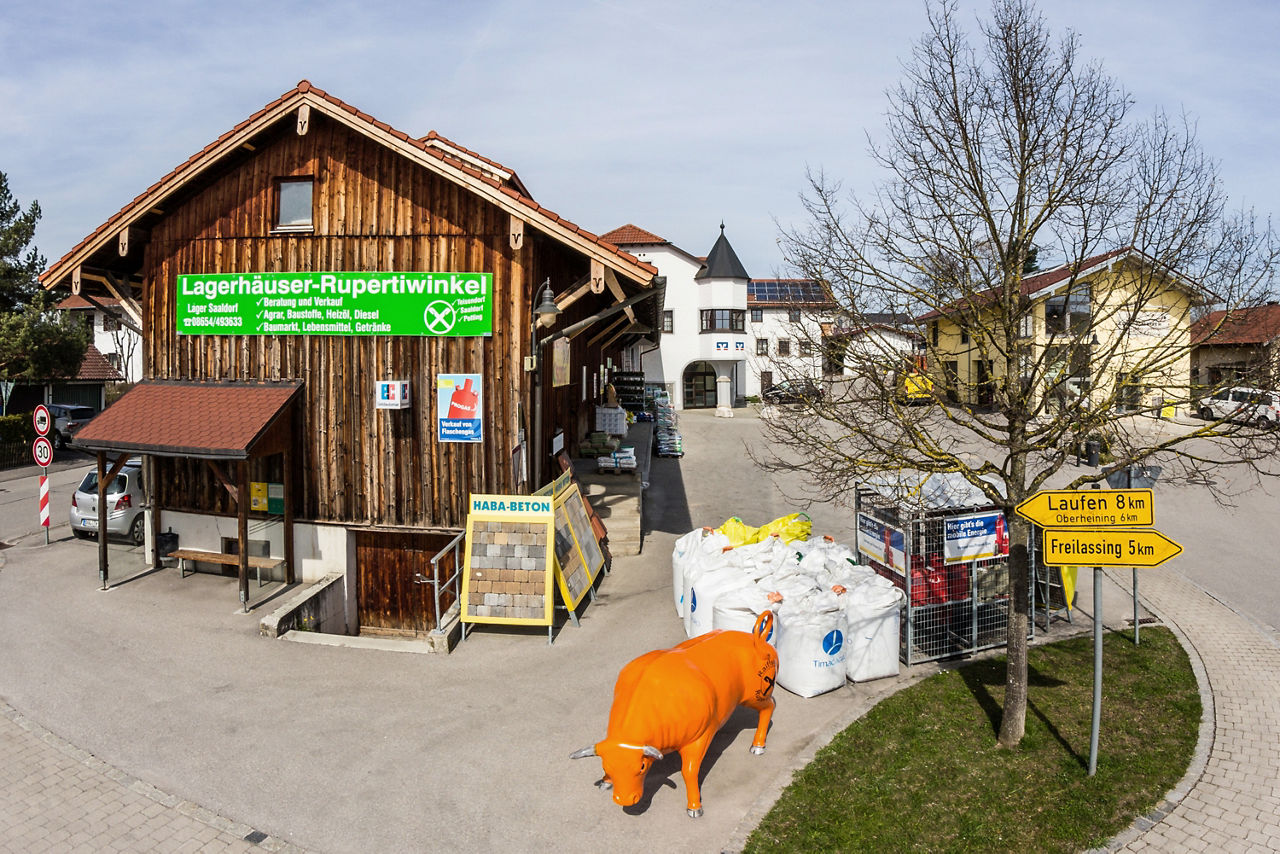 kleines Holzhaus mit Verkaufsmaterial