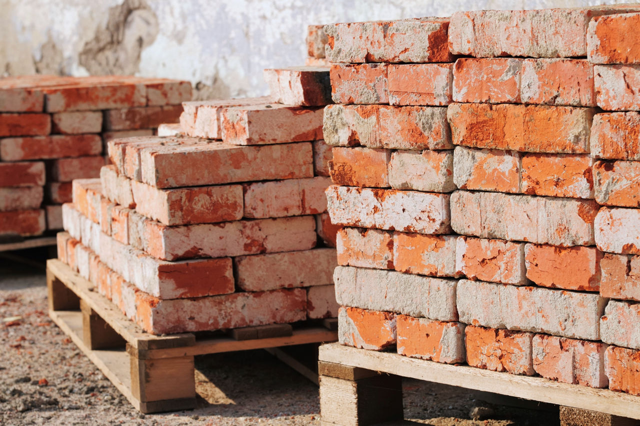Pflastersteine liegen auf Paletten. Foto: Getty Images.