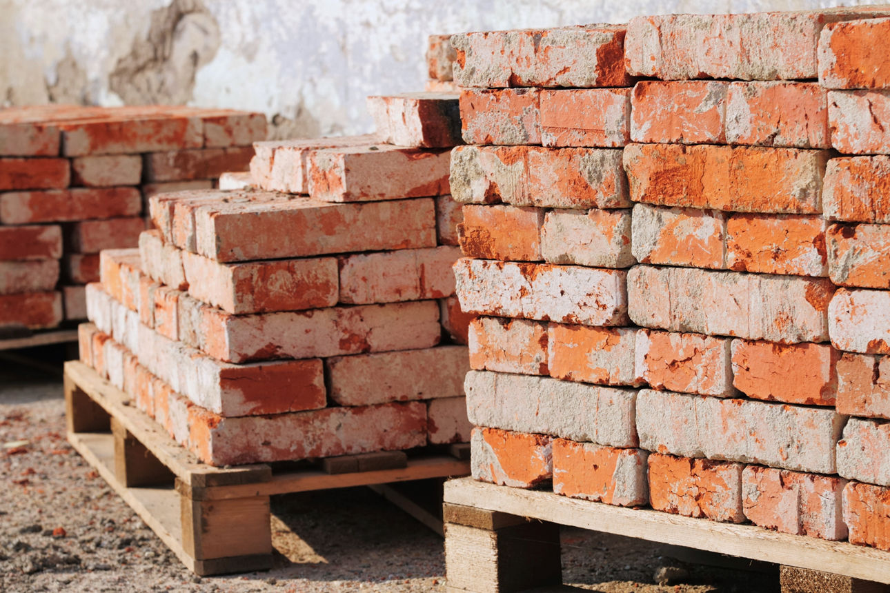 Pflastersteine liegen auf Paletten. Foto: Getty Images.