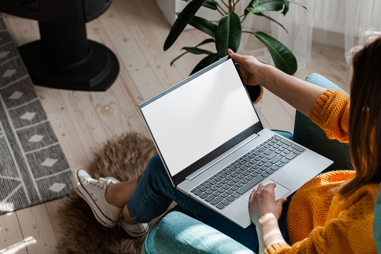 Frau mit Laptop
