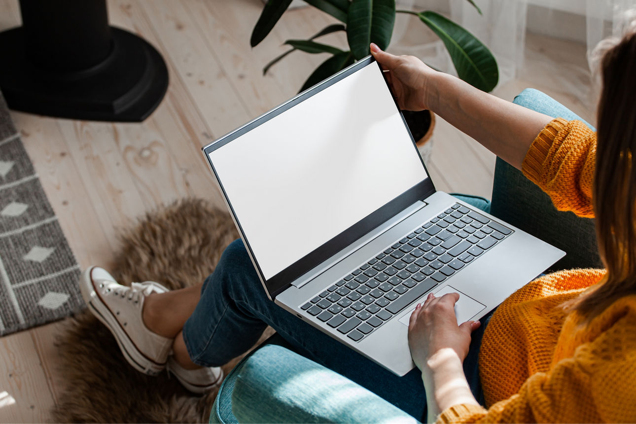 Frau mit Laptop
