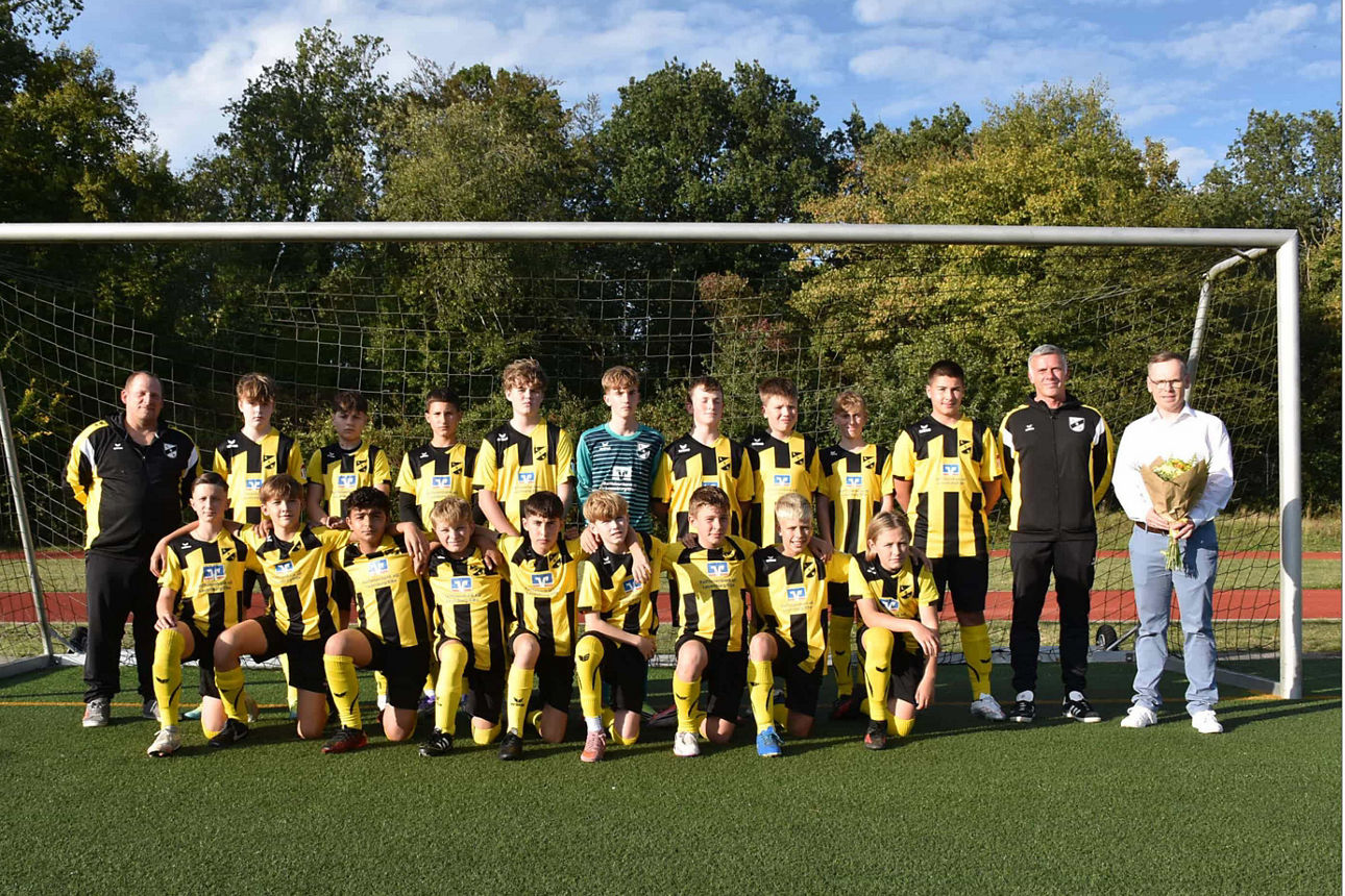 Lauenburger Fußballer (D-Jugend) mit den neuen Trikots vor einem Fußballtor