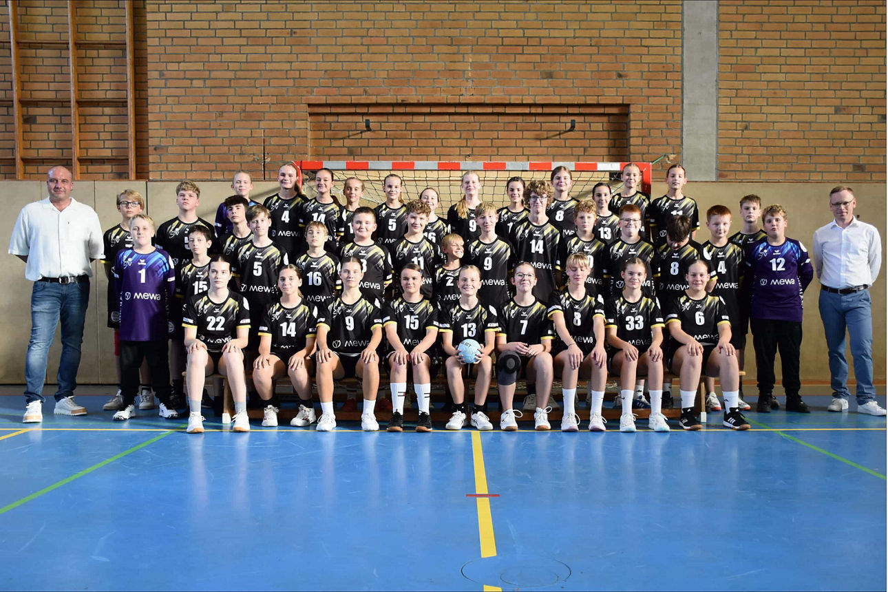 Lauenburger Handballjugend mit den neuen Trikots vor einem Handballtor