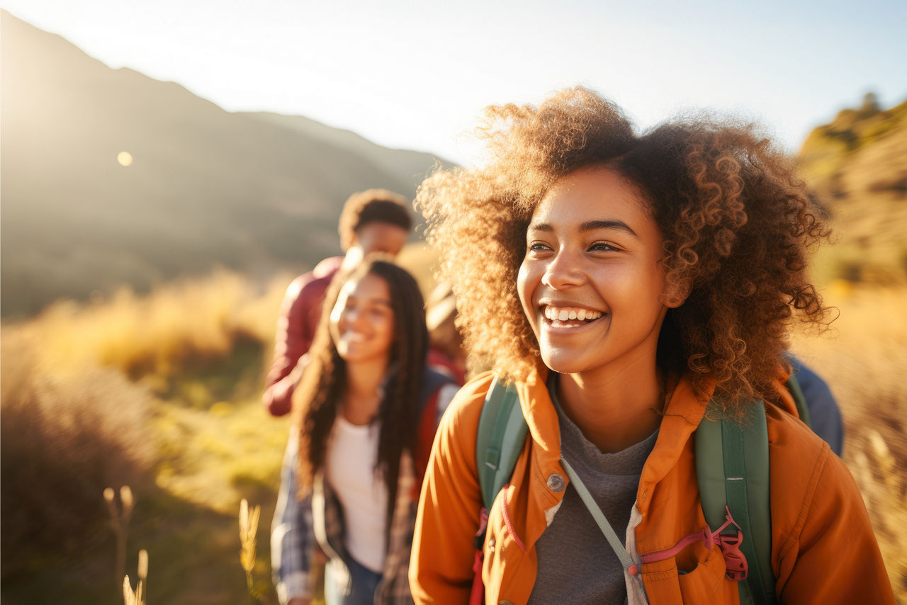 Gruppe aus jungen Menschen sind am Wandern