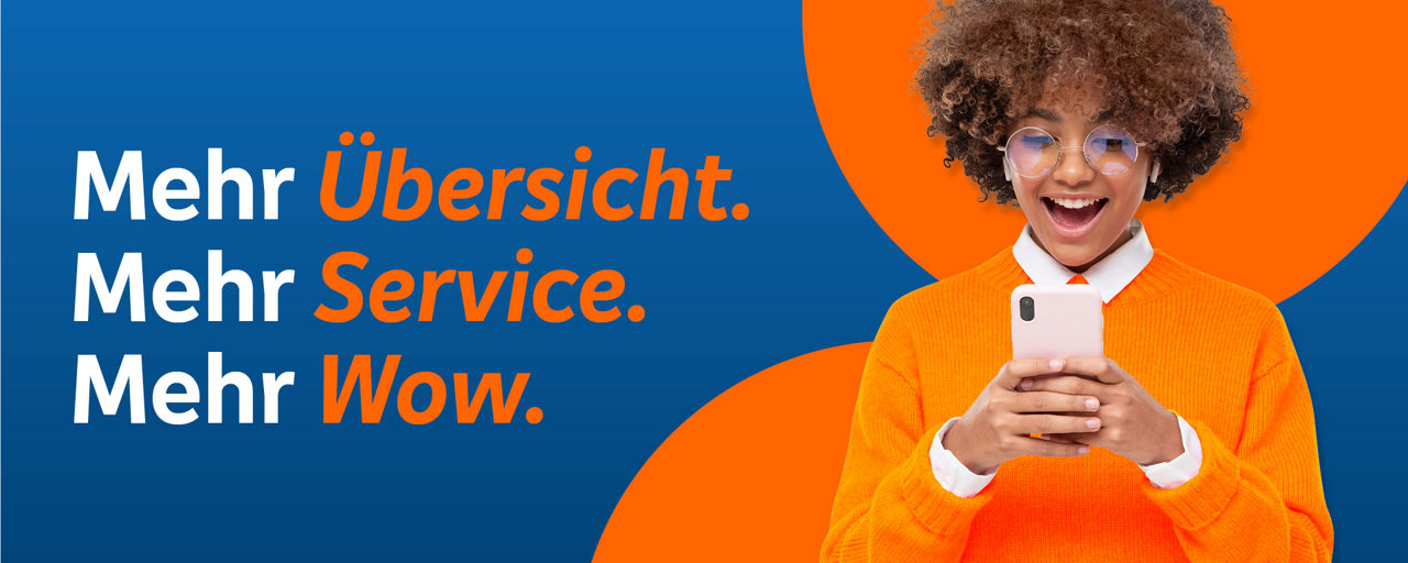 Frau schaut sehr erfreut auf ihr Handy