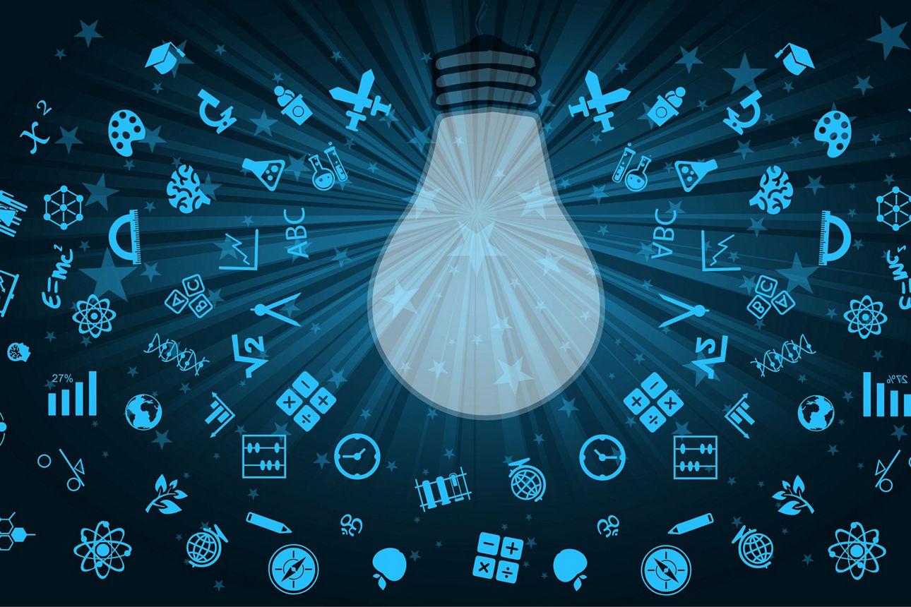 Glühbirne auf dunklem Grund