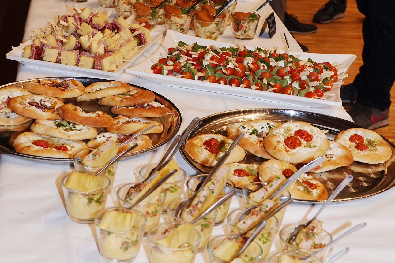 Nach den Vorträgen lud die Volksbank Plochingen  zum geselligen Ausklang mit leckeren Speisen und Getränken ein.