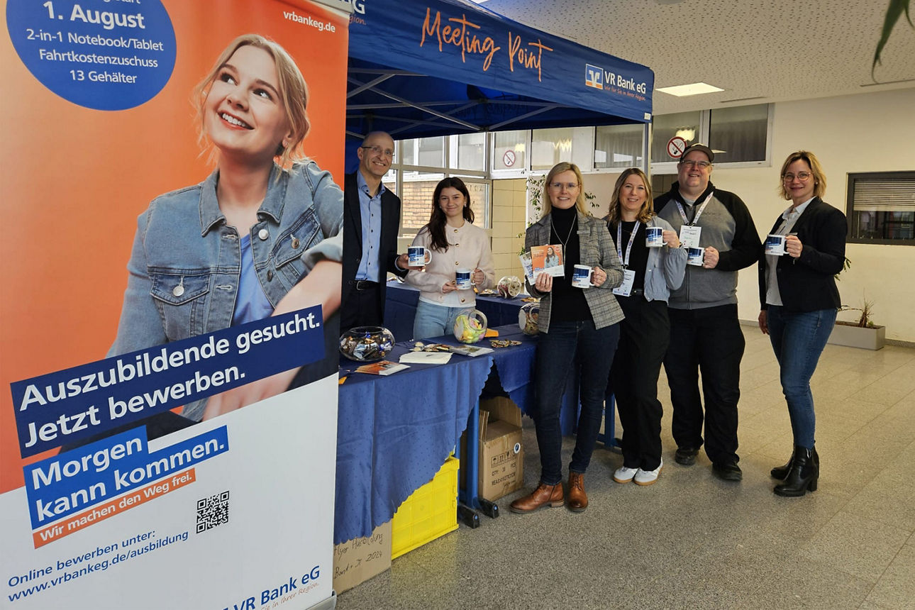 Ein Gruppe von Menschen am Infostand