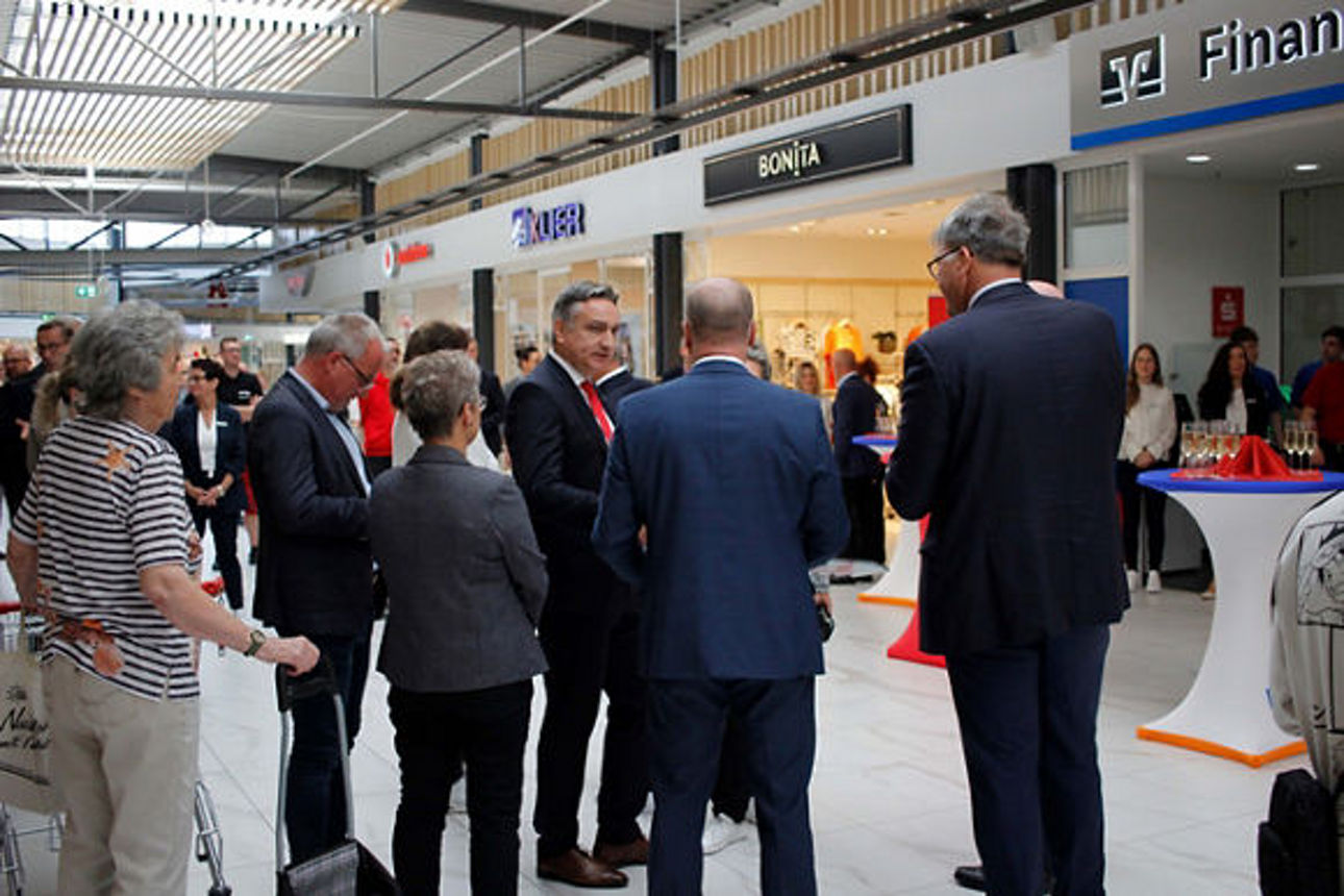 Personen sind in Gespräche vertieft