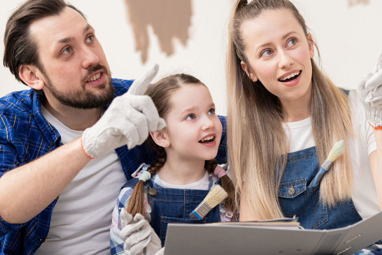 Eine Familie beim Renovieren ihrer vier Wände.