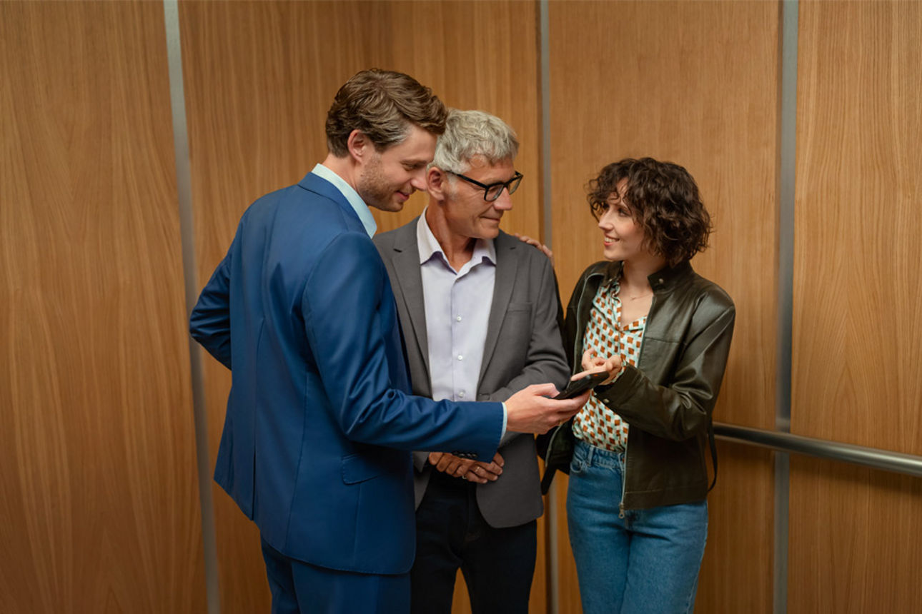 Mitarbeitende bei einem gemeinsamen Gespräch