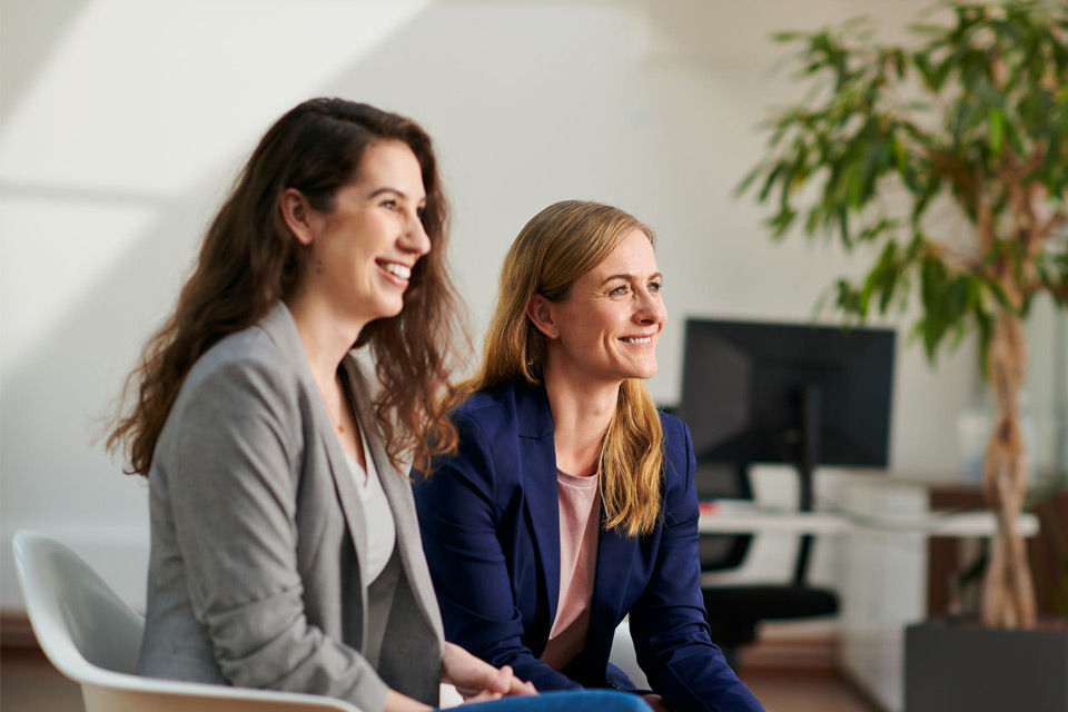Zwei Mitarbeiterinnen in einem Meeting im Büro