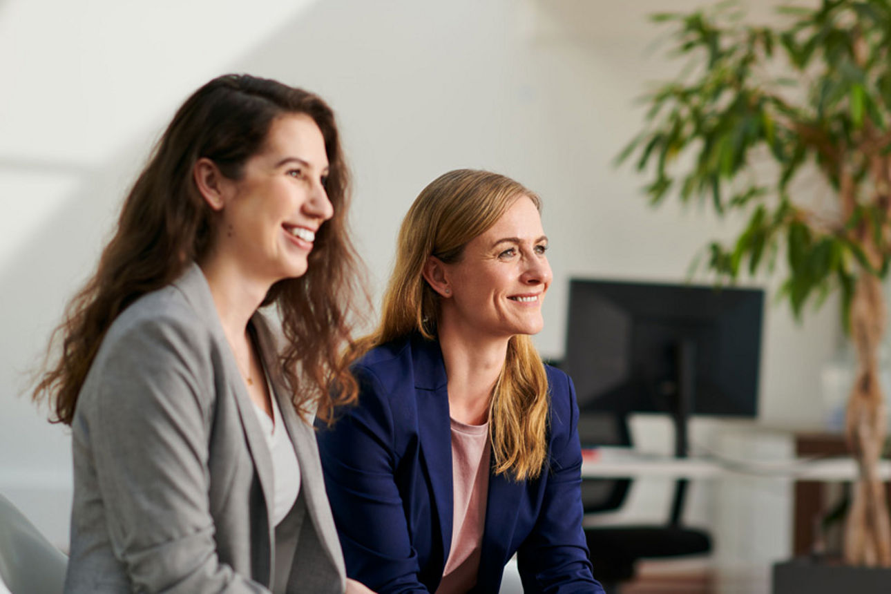 Zwei Mitarbeiterinnen in einem Meeting im Büro