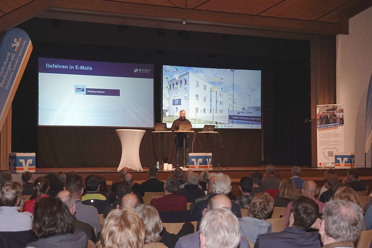 Leon Klein (8com) zeigte in Echtzeit, wie Schwachstellen zu Angriffen führen und Schutzmaßnahmen helfen.