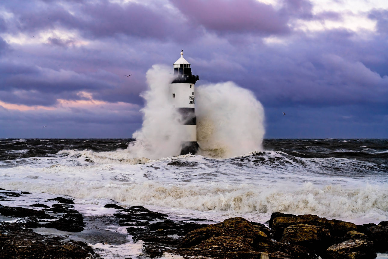 Leuchturm in der Brandung sinnbildlich für stürmische Finanzwellen
