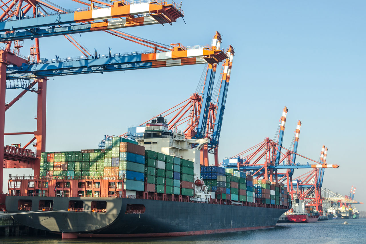 Ein Containerschiff wird beladen