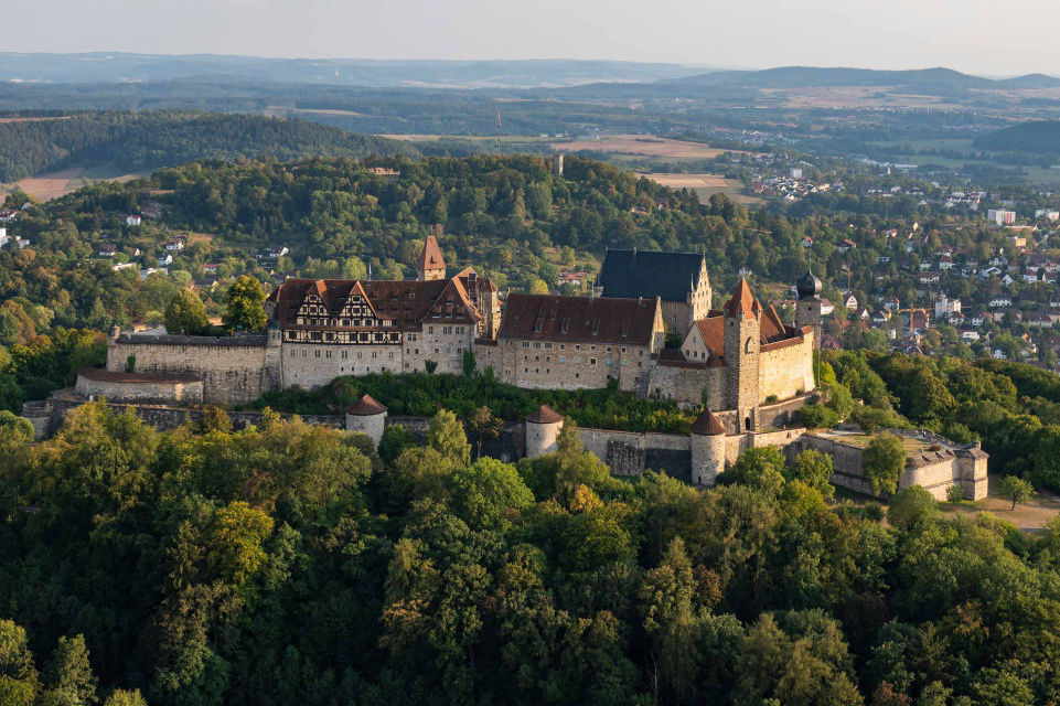 Blick über die Veste Coburg zum Eckardtsberg