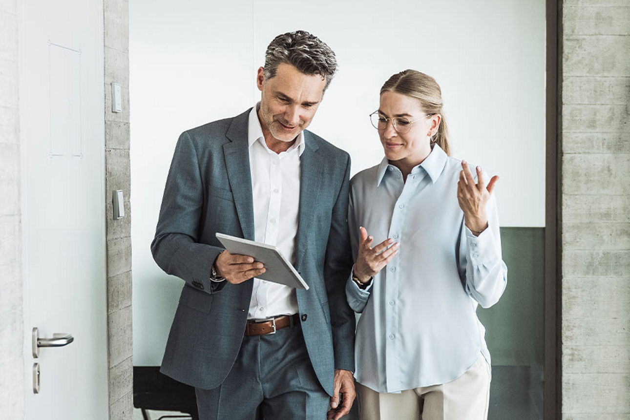 Zwei Männer stehen vor einem Laptop