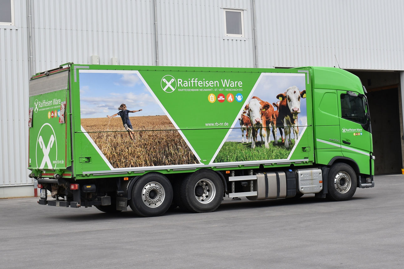 Unser LKW von der Raiffeisen Ware steht vor einem Gebäude