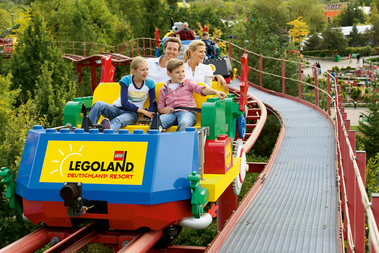 Eine Familie auf einer bunten Achterbahn
