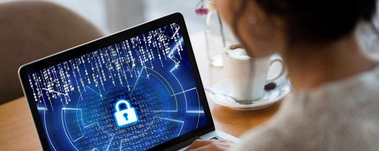Ein Frau loggt sich in eine Internetseite am Laptop ein