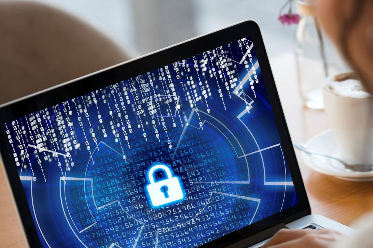 Ein Frau loggt sich in eine Internetseite am Laptop ein