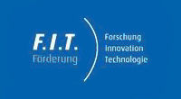 Auf dem Bild ist das Logo der F.I.T. Förderung in den Farben blau und weiß zu sehen.
