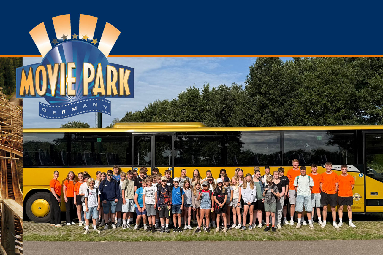 Collage mit Achterbahn und Besuchergruppe im Movie Park Germany, Ausflug in den Freizeitpark.