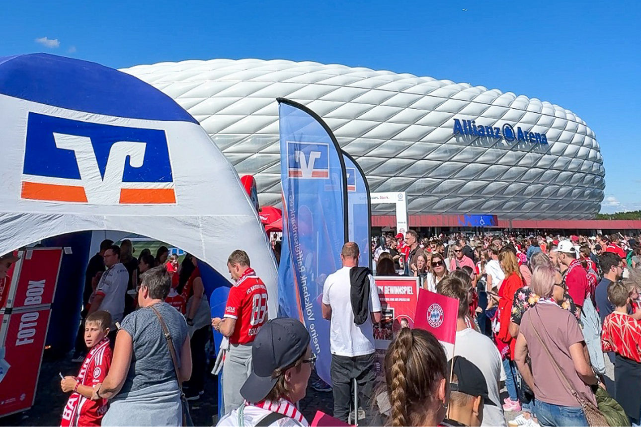 Promotionstand zur Fanaktion der meine Volksbank Raiffeisenbank vor der Allianz Arena