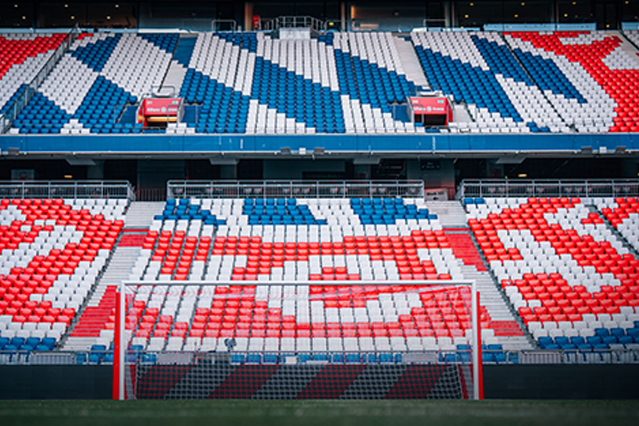 Tor und Tribüne der Allianz Arena von innen