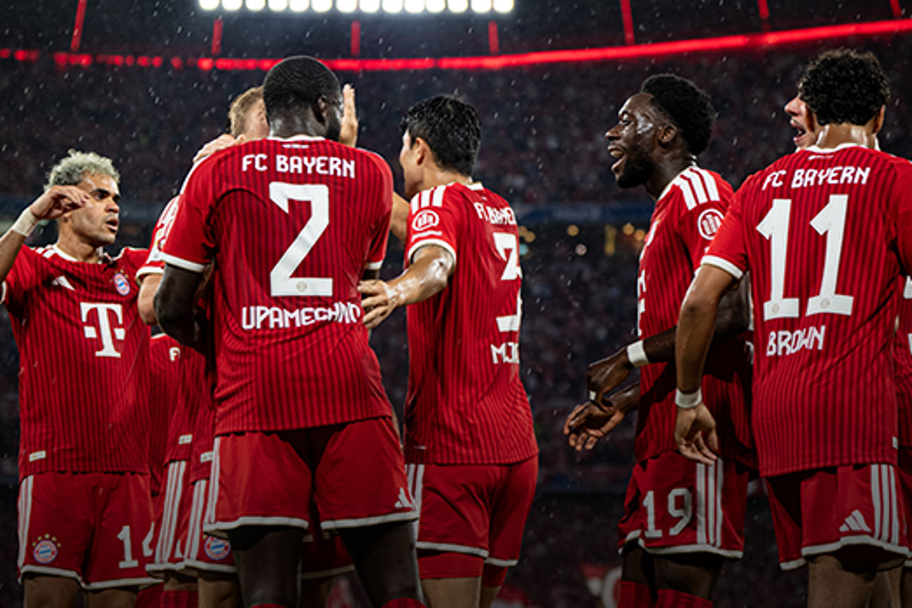 Jubelnde Spieler des FC Bayern München