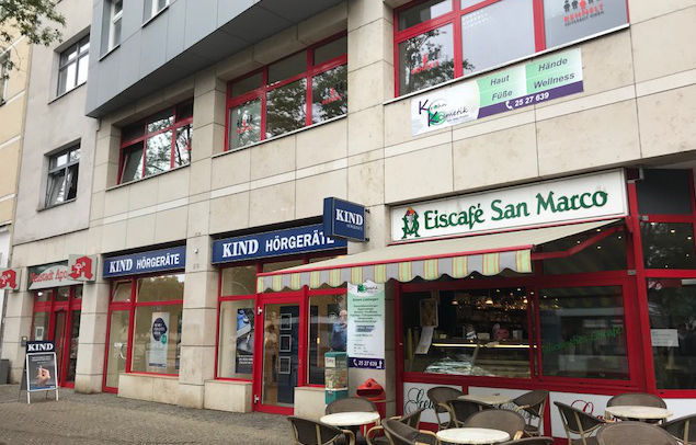 Außenaufnahme eines Geschäftshauses mit Eingang zu einem Eiscafé