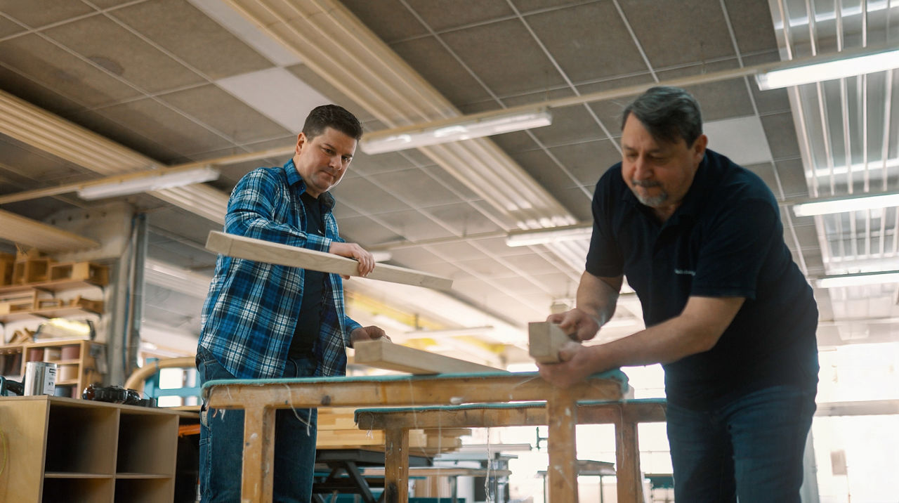 Hans-Jörg Meier und Marco Feit beim Abschleifen der Holzlatten