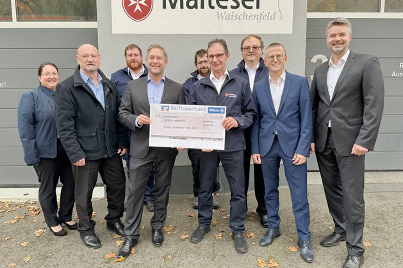 Die Malteser halten den Spendenscheck in der Hand