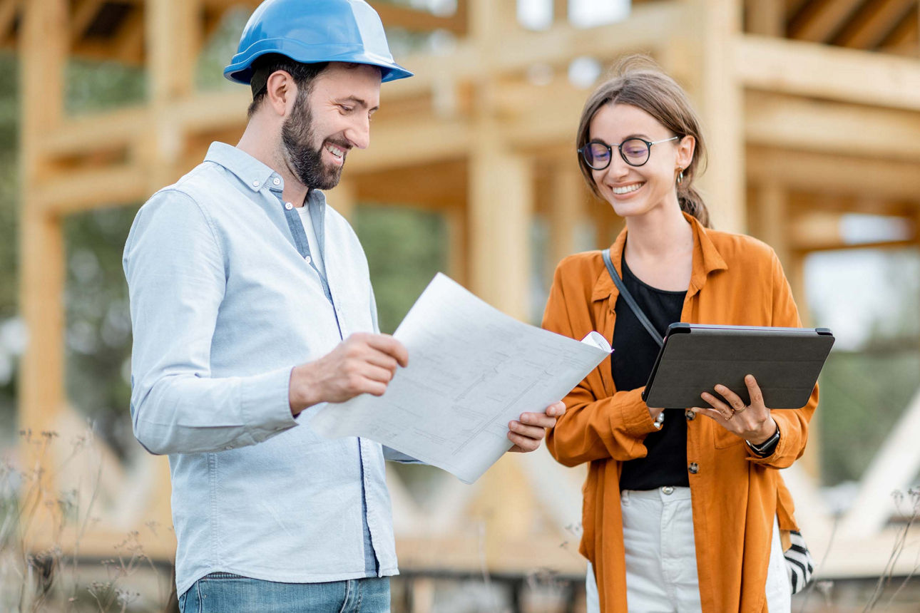 Mann und Frau auf Baustelle ihres Eigenheims