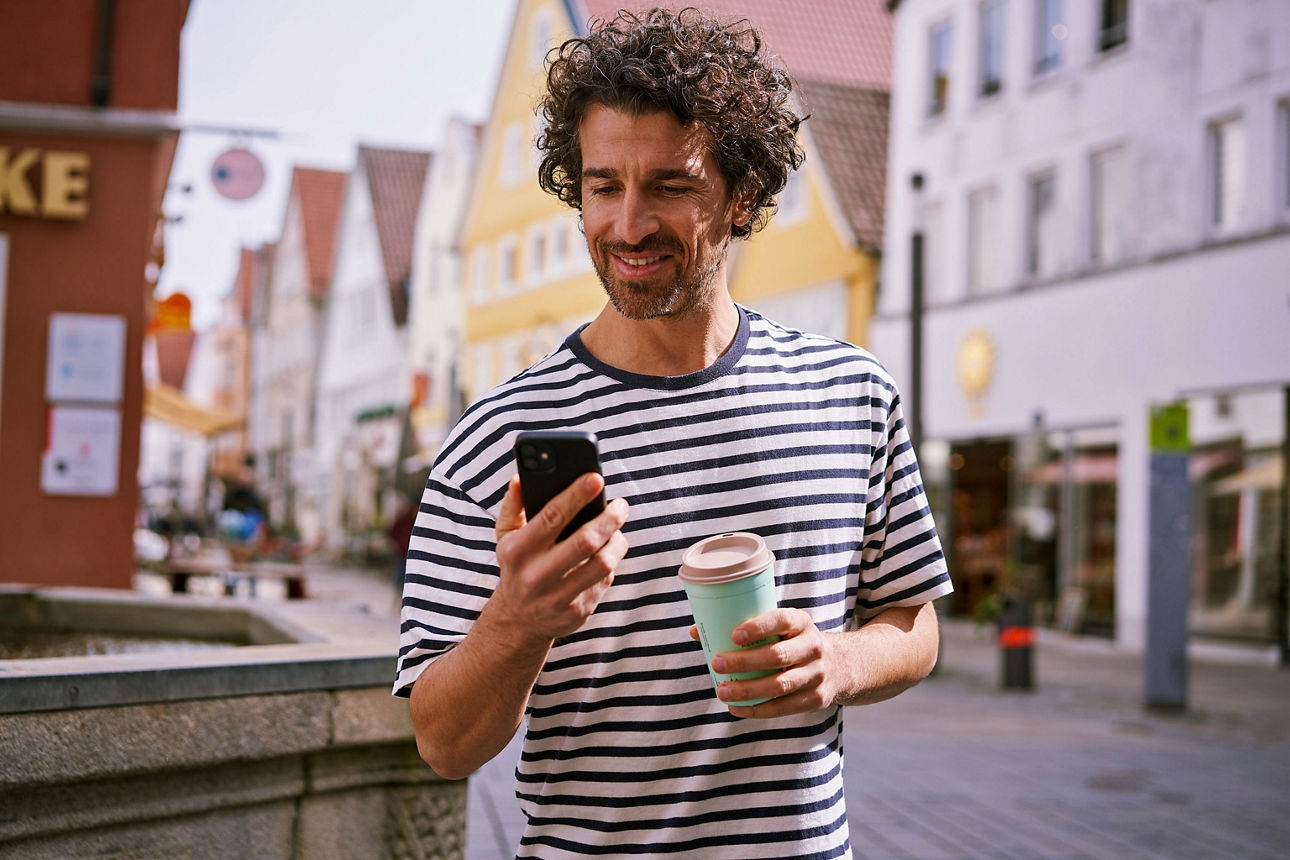 Ein Mann freut sich über positive Nachrichten