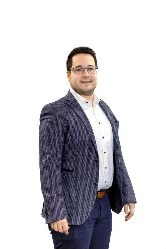 Portraitbild Herr Manuel Dauser, Mitarbeiter der Bopfinger Bank Sechta-Ries eG mit blauem Jacket und weißem Hemd