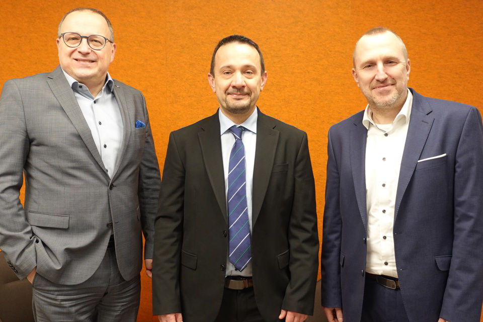 Marco Gläser (Mitte) mit Vorstandsmitglied Matthias Herpich und Vorstandsreferent Michael Forkel (von links)